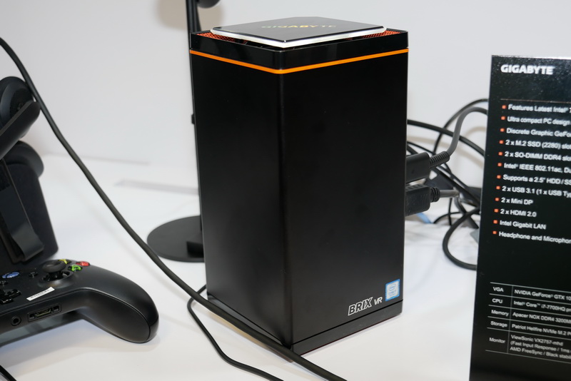 従来同様110×110×220mm(同)の小型ケースに、Core i7-7700HQとGeForce GTX 1060を内蔵