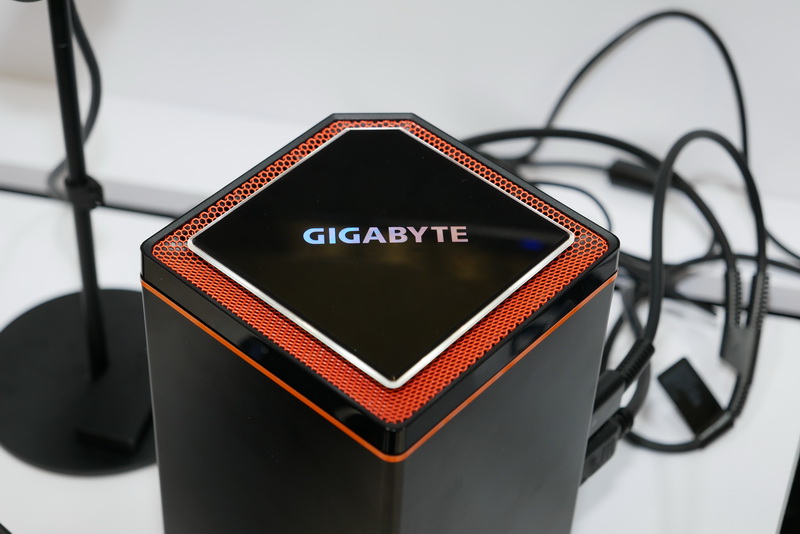 カラーリングが変更され、ゲーミングPCらしい見た目となった