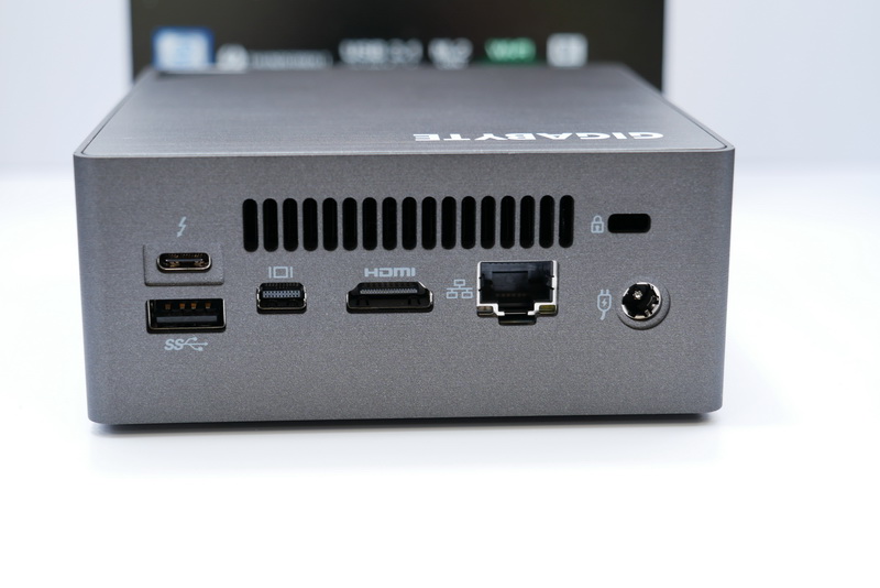 背面。Thunderbolt 3×1、USB 2.0×1、Mini DisplayPort、HDMI、Gigabit Ethernetを用意