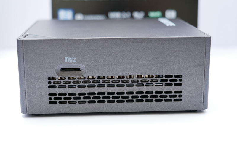 右側面。microSDカードスロットがある