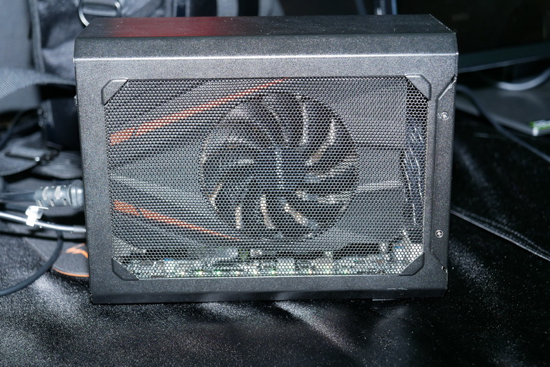 幅17cmの小型専用ビデオカードを搭載することで、奥行き212mmのコンパクトサイズを実現