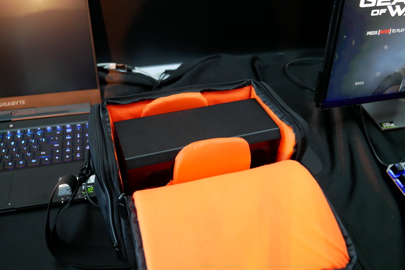 ケースに収納して、LANパーティなどにも気軽に持ち出せる