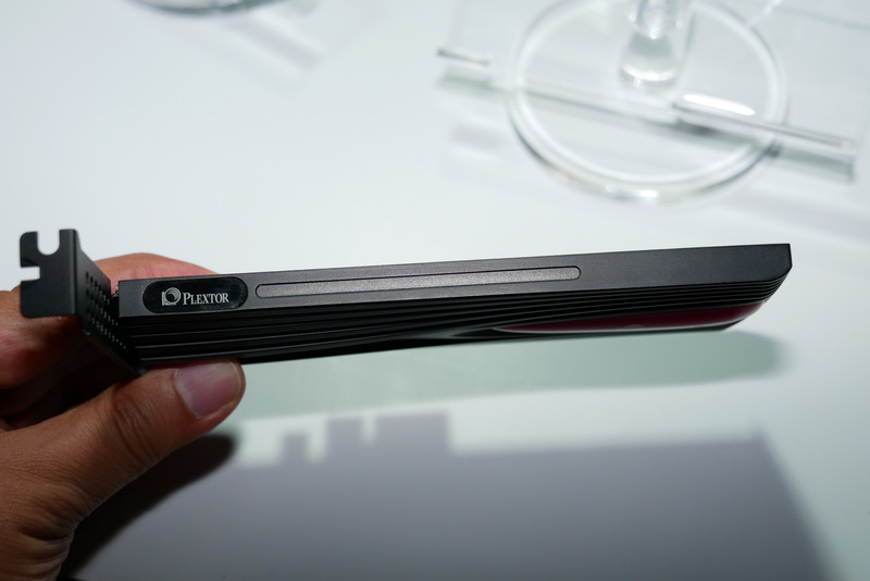 カード側面にフルカラーLEDを内蔵し、専用ユーティリティで発色や発光パターンを変更できるという