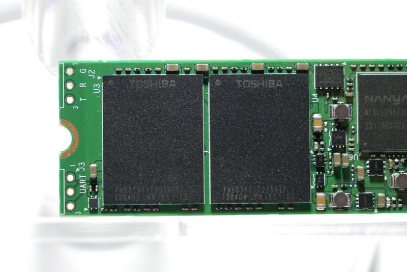 NANDフラッシュメモリチップは、基板表裏に2チップずつ、計4チップ搭載。チップにはToshibaロゴと「TH58TFT1123BAEF」という型番が確認できた