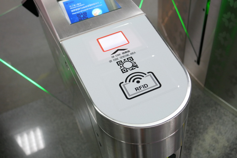 カード読取り部。上部にQRコードリーダが設置されているため、ICカードのタッチ位置を間違えてエラーを発生させる人が大勢見られた