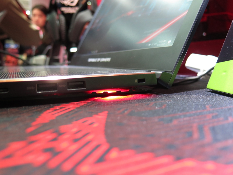 液晶を開くと自動でせり上がる底面。高さが6mm増す