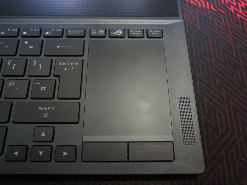 タッチパッドはキーボードの横に用意されている