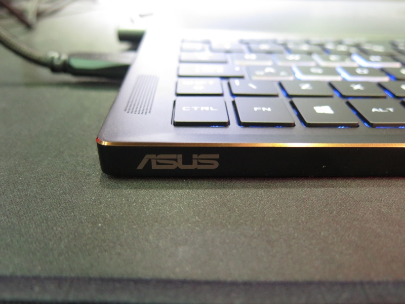 手前にASUSのロゴを配置