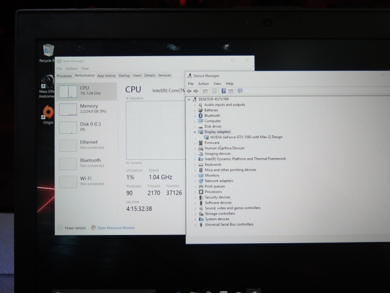 天板は2つの異なる方向のヘアラインを組み合わせた