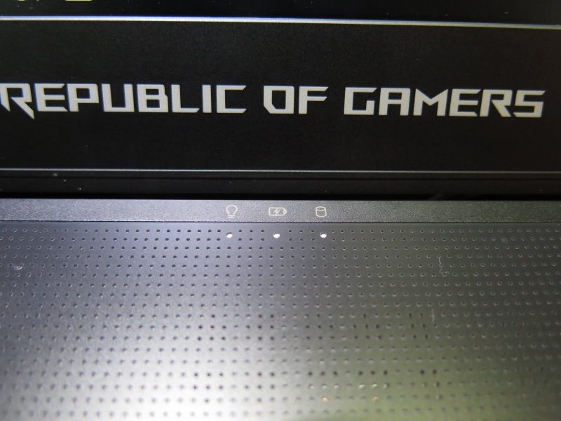 液晶の手前にインジケータを装備する