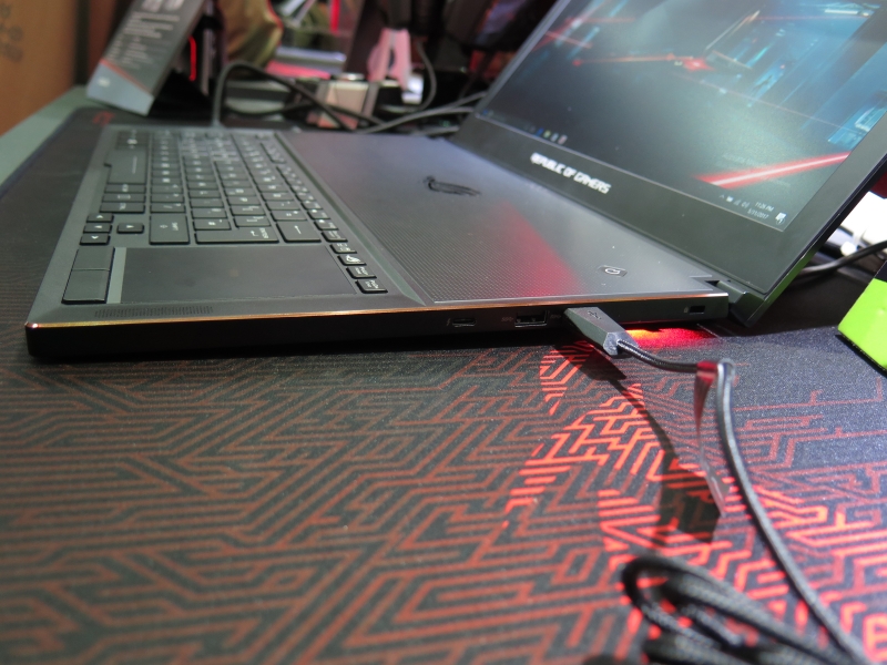 本体左はThunderbolt 3とUSB 3.0を備える