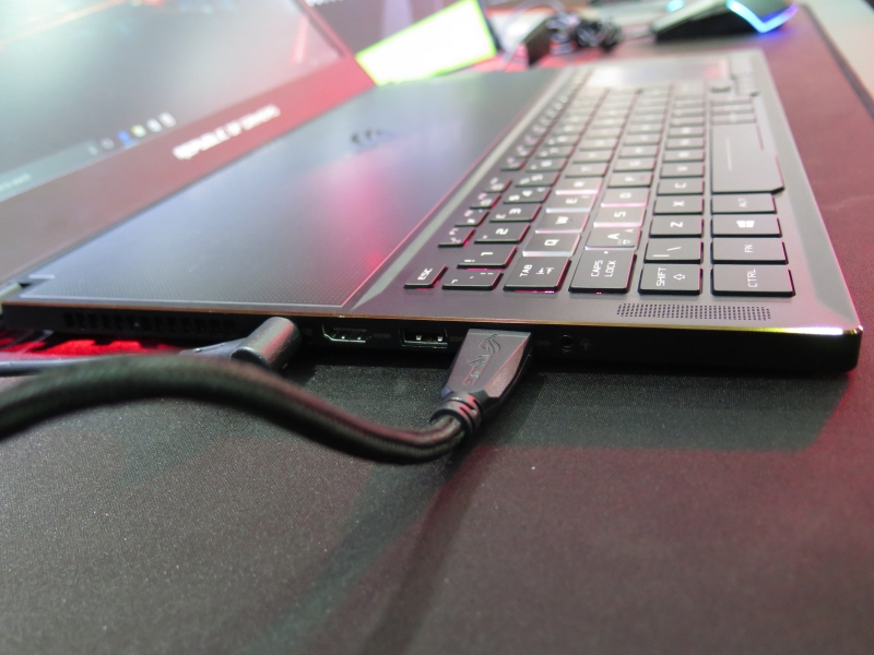 本体右はDC入力、HDMI出力、USB 3.0×2、音声入出力などを搭載する