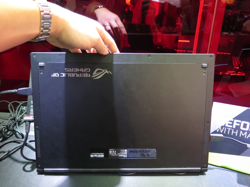 本体底面にもREPUBLIC OF GAMERSの印字が