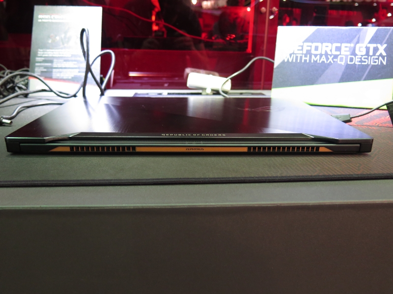 後部は一部だけがオレンジになっているなど、デザインへのこだわりが見える