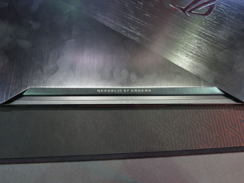 液晶を閉じてもこのインジケータは見えるようになっている