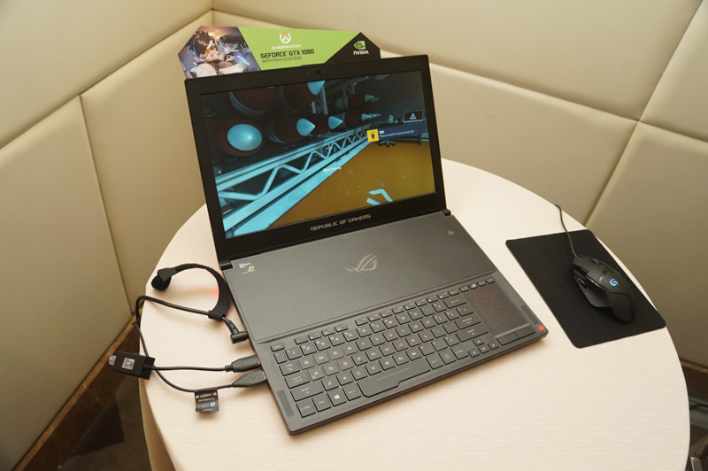 NVIDIAの「Max-Q」に対応したASUSのZEPHYRUS。GeForce GTX 1080を搭載していながら薄さ17.9mmと39dBaという静粛性を実現。実際現地で確認すると、冷却ファンの音はほとんどしていなかった(<a href="http://pc.watch.impress.co.jp/docs/news/event/1063141.html" class="n" target="_blank">ASUSのブースで「ROG Zephyrus」をじっくり観察する</a> 参照)