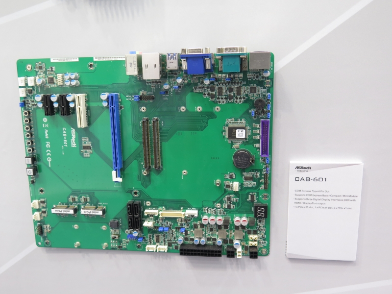 COMボードはキャリアボードに乗せて使う。これによってモジュールだけのアップグレードや移植が容易になる