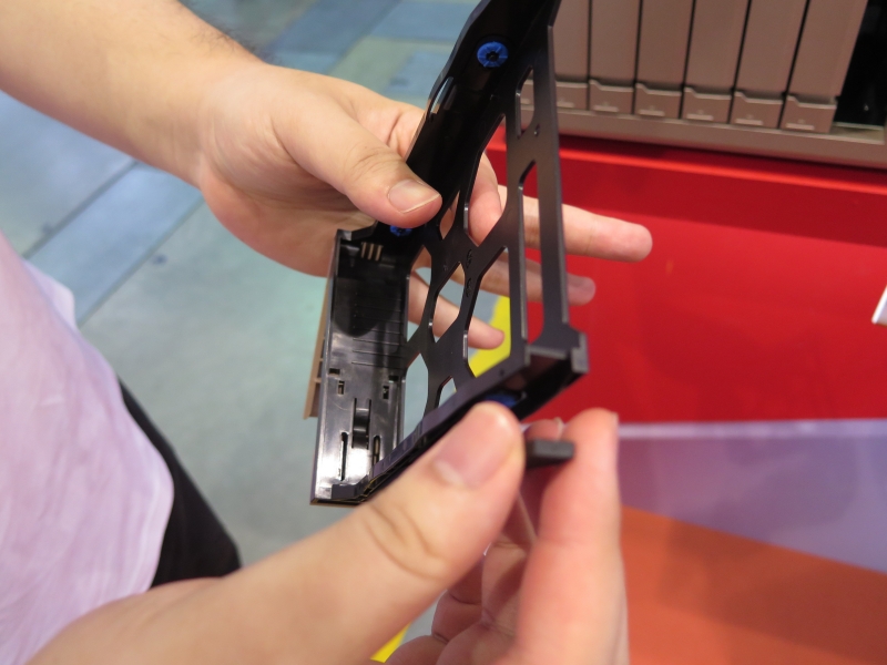 ベイのトレーはツールレスでHDDを固定できる