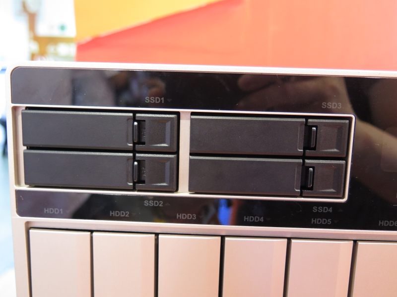 2.5インチベイのロック機構