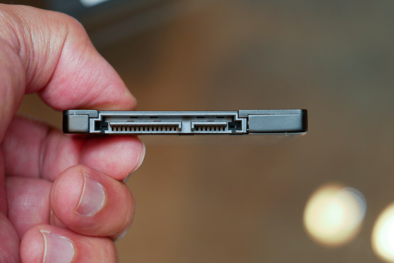 インターフェイスはSATA 6Gbps