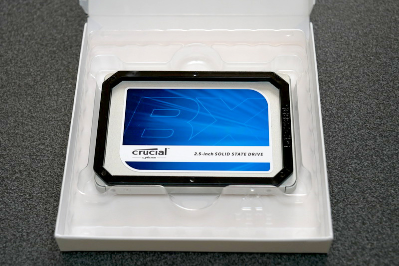 パッケージを開けると、SSD本体とスペーサーが見える