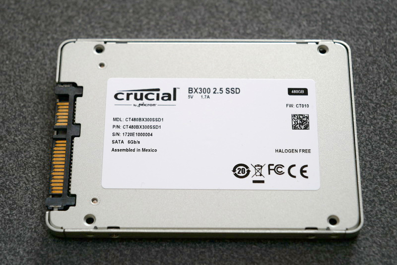 裏面。容量などを含め、スペックを示唆する表記は一切なかった