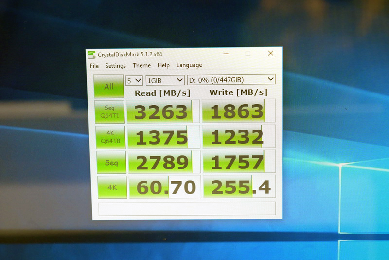 搭載SSD試作機でのベンチマーク結果。スペックを上回るスコアが得られている