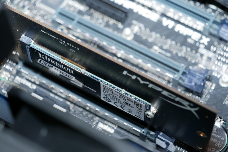 PCI Express 3.0 x4対応の変換カード装着モデルも用意される