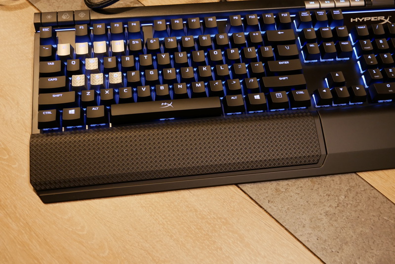 キーボード手前には着脱式パームレストも装着可能