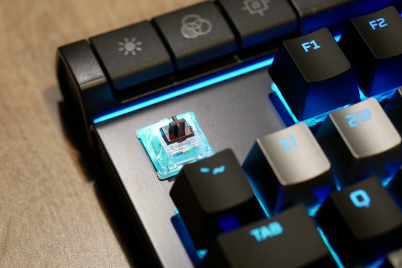 キースイッチはCherry MX RGBを採用しており、フルカラーLEDイルミネーションに対応