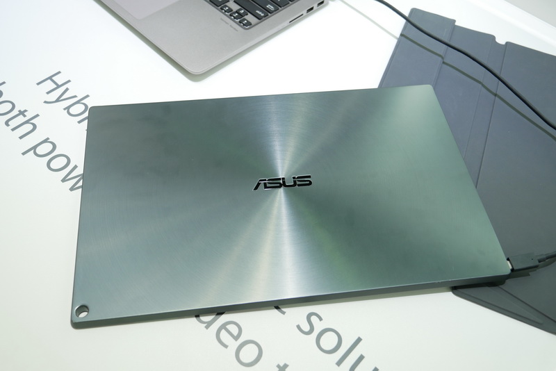 Zenシリーズということで、背面はおなじみの同心円状ヘアライン処理となっている