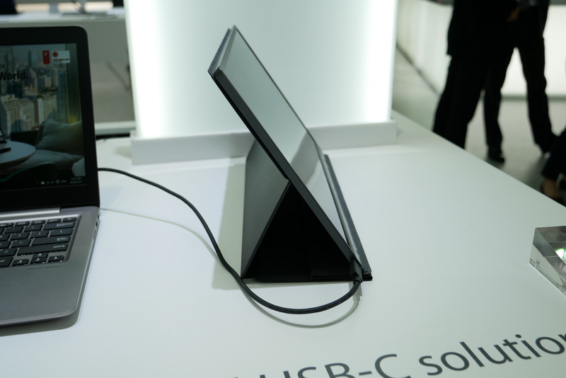 ケースはスタンドとしても利用可能