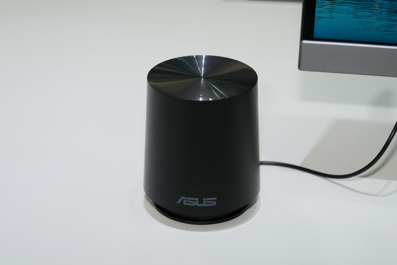 harman/kardonブランドの12W+12Wステレオスピーカを本体に内蔵するだけでなく、5Wの外付けサブウーファも付属し、高音質サウンド再生が可能