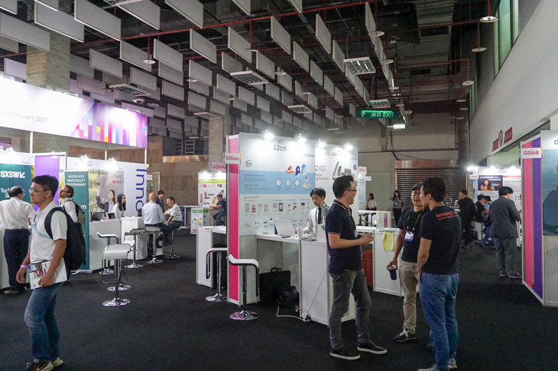 TWTC台北貿易センター展示ホール3で行なわれたInnoVEXの様子。大きなブースが細切れになっており、1つ1つにスタートアップ企業が割り当てられている