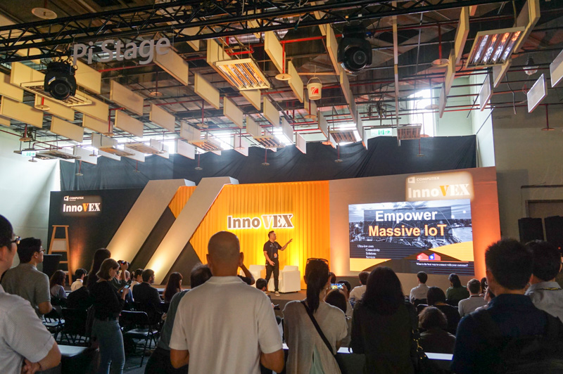 InnoVEXの会場には大小2つのステージが設置されており、それぞれでスタートアップ企業によるプレゼンなどが行なわれていた