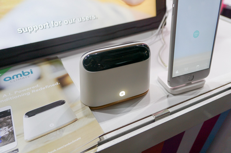 ambilabsのIoTエアコンリモコン、温度計、湿度計を兼ねている本体には赤外線の発光も可能で、赤外線リモコンの機能でエアコンを操作できる。部屋の温度などはAIにより人間が快適と感じる設定に自動で設定される