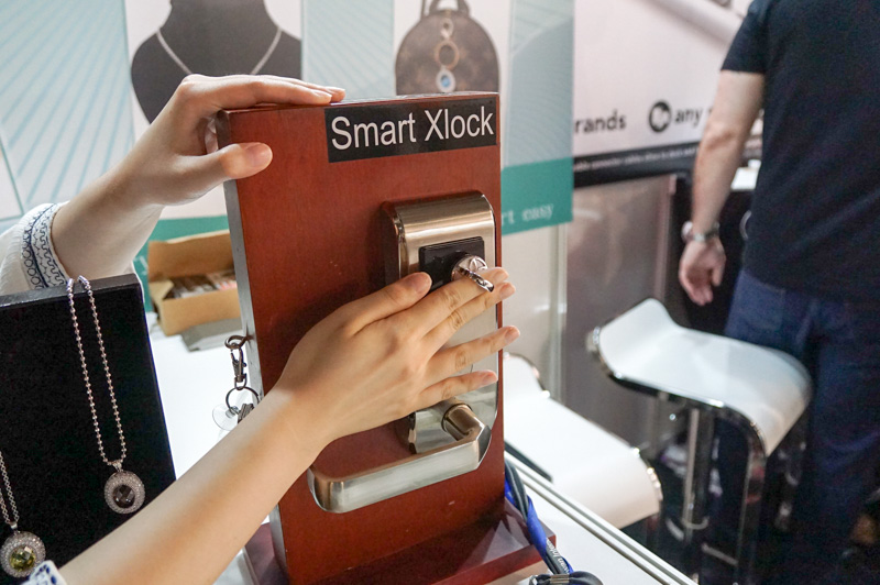 Smart Boutique Innovationは、指輪や宝石などを鍵に出来るスマートロックを展示