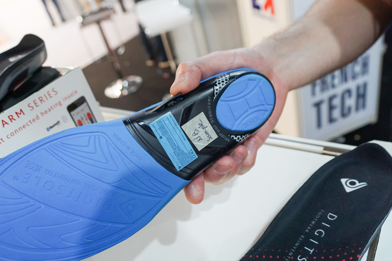 DIGITSOLEのデジタル中敷き。靴の中敷きとして利用でき、普通の靴もスマートシューズのように使える