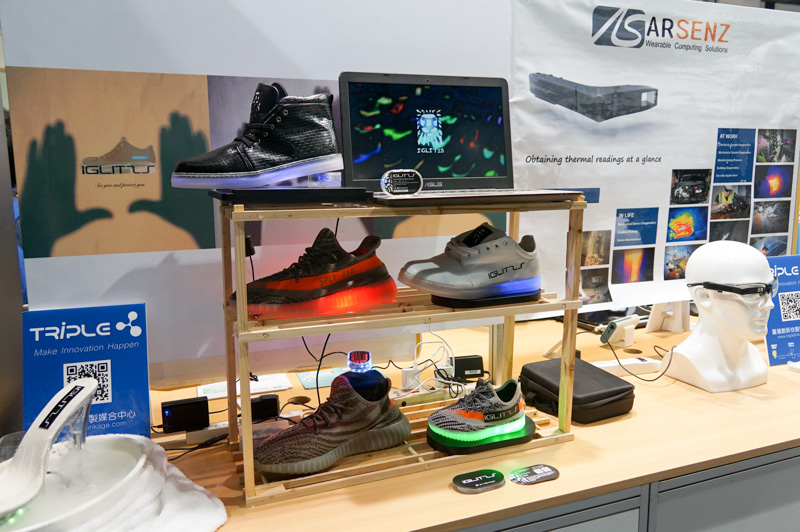 IGLIZSのスマートシューズモジュール。シューズに入れると発光し、かつセンサーになる