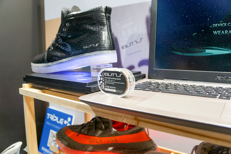 IGLIZSのスマートシューズモジュール。シューズに入れると発光し、かつセンサーになる