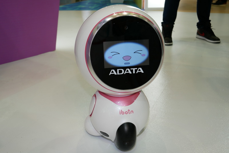 ADATAが発表したコミュニケーションロボット「ibotn」