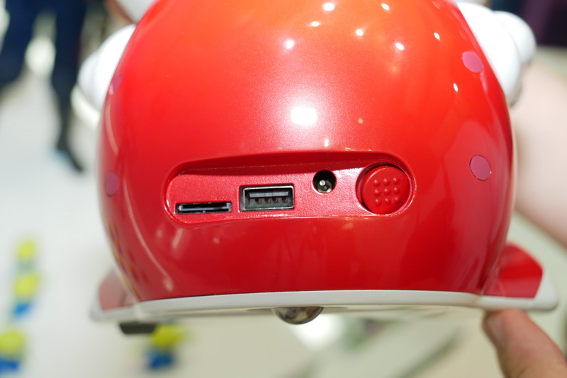 背面USBポートでスマートフォンなどの充電も可能