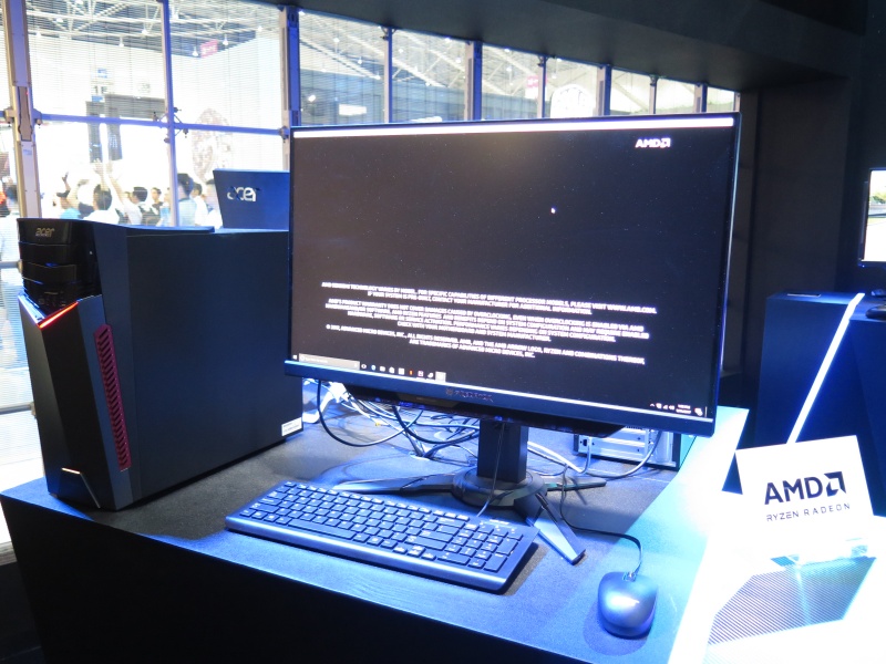 前面パネルは多角形を用いたシャープなデザイン