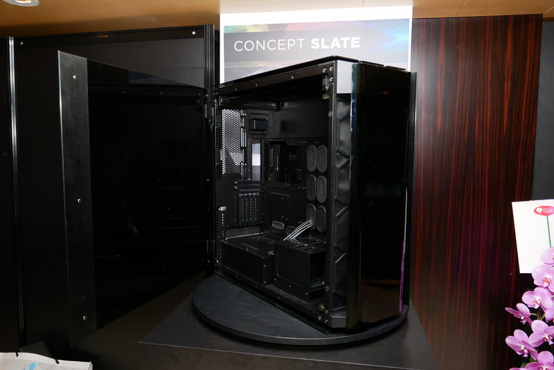 側面はスモーク強化ガラスで覆われている。また左側面パネルは簡単に開けられ、メンテナンスも容易だ