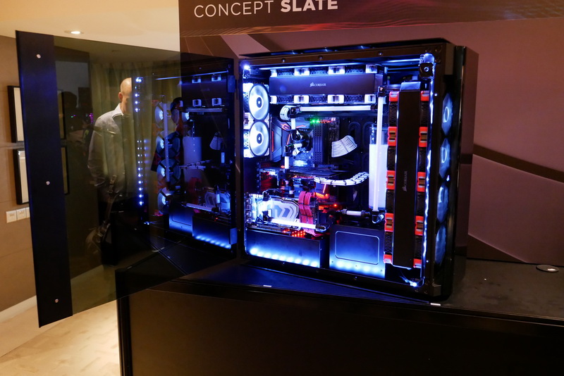 スモークガラスは落ち着いた印象に見えるが、内部LEDイルミネーションの光を際立たせ、見た目の印象をより華やかなものにしてくれる