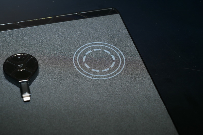 マウスパッド右上にQi準拠のワイヤレス給電機能を内蔵