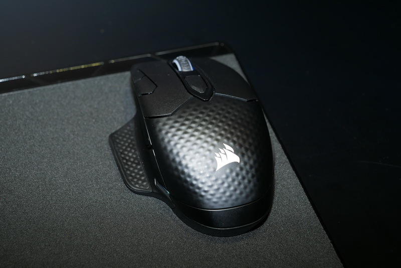 給電部にマウスを置くだけでバッテリの充電が可能。バッテリ切れ知らずで利用できる