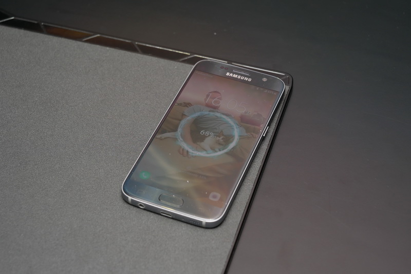 Qi対応スマートフォンの充電も可能