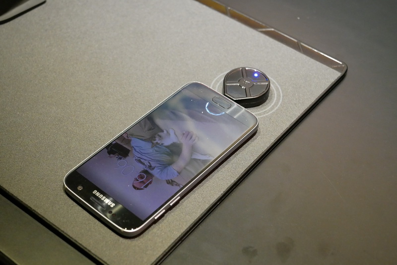 USB Qiアダプタを利用すれば、Qi非対応スマートフォンの充電も可能だ