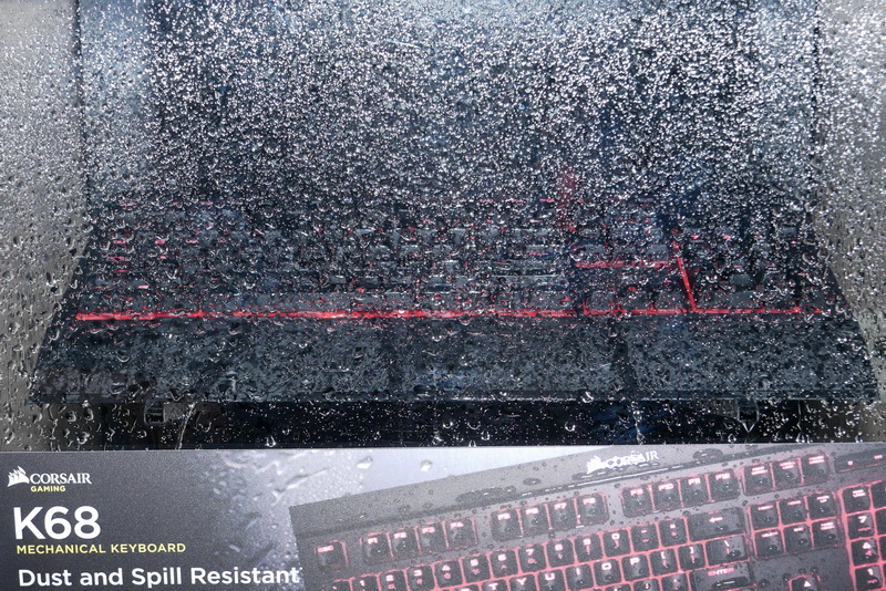 見にくいが、大量の水滴がかかっても問題なく利用可能。誤って飲み物をこぼしても安心だ